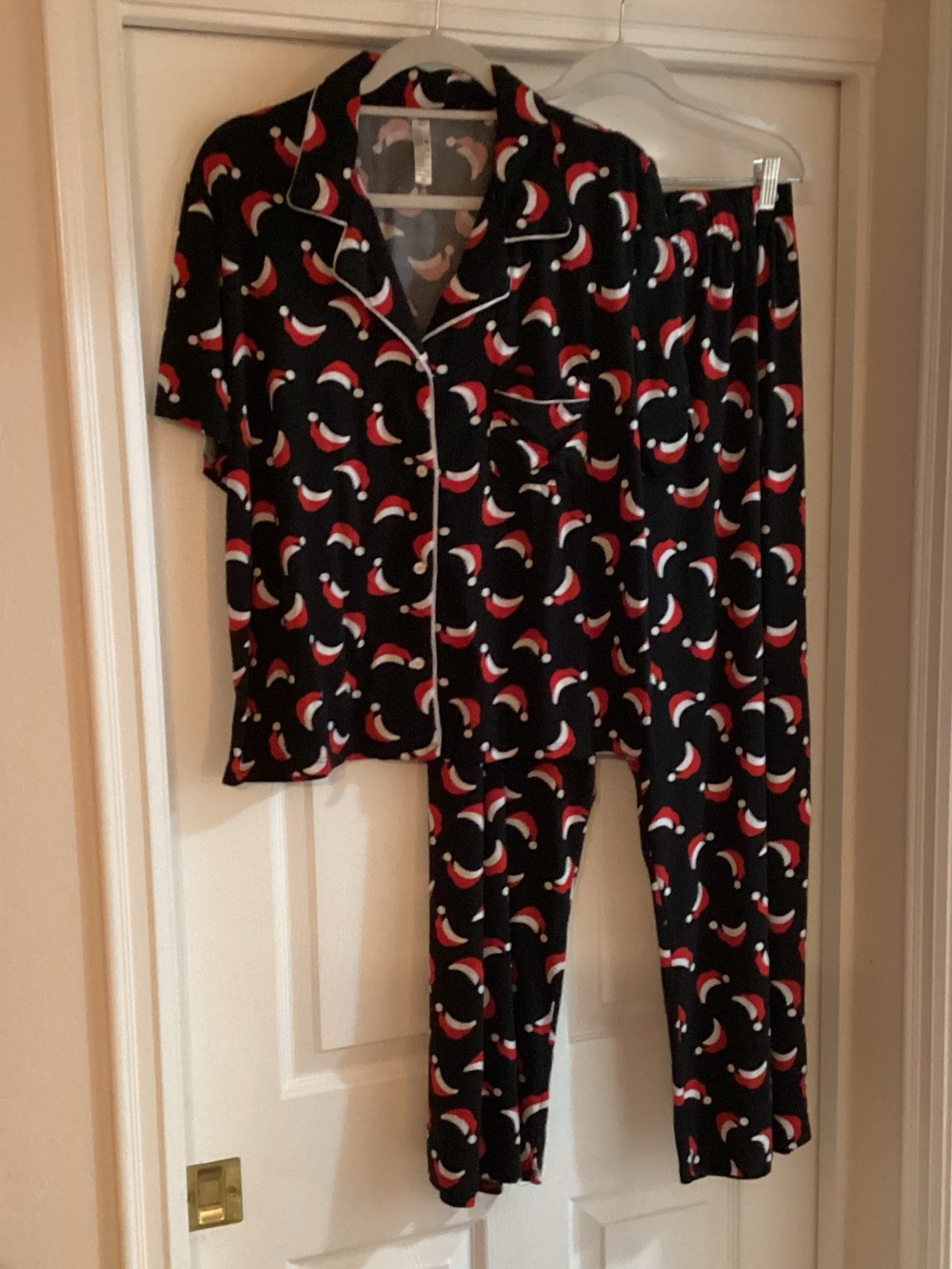 Black Santa Hat Print Short Sleeve Pajama Set - Holiday Women’s Sleepwear